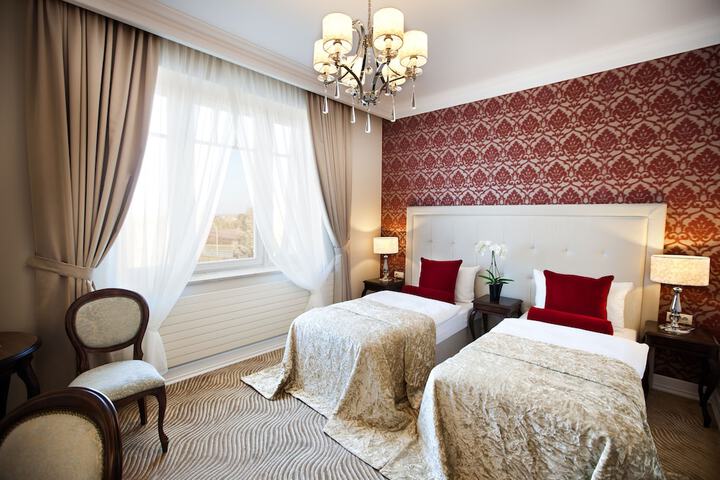 Room 4 of 90