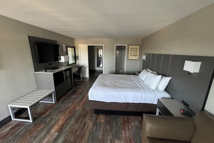 Standard King Bed Accessible (4 of 7)