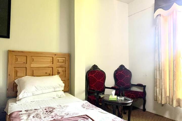 Room 10 of 28