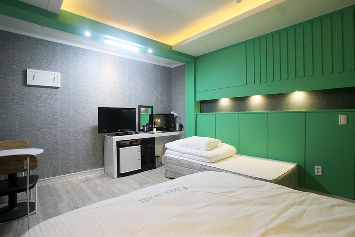 Room 3 of 21