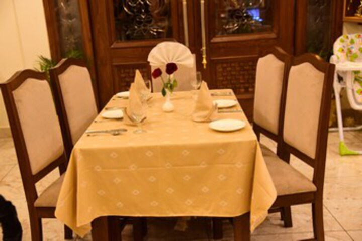 Dining 8 of 28