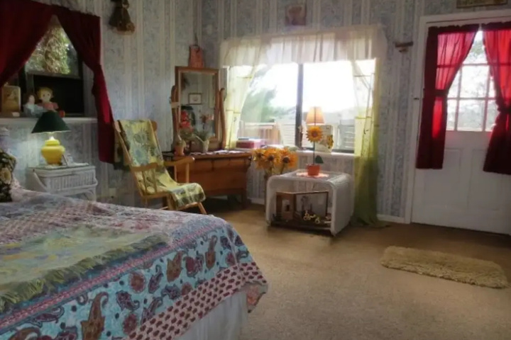 Image of Sunflower Room
