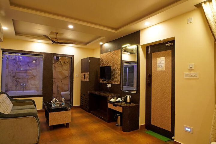 Room 28 of 90