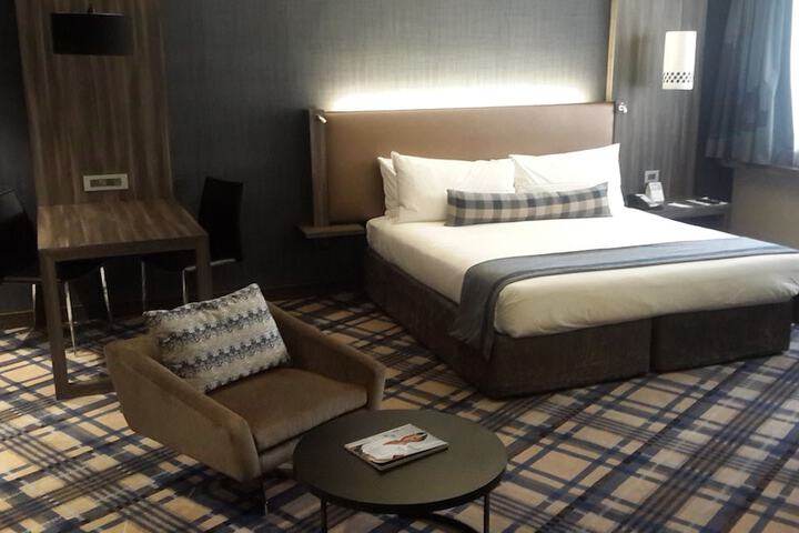 Room 6 of 32