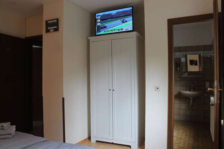 Room 17 of 27