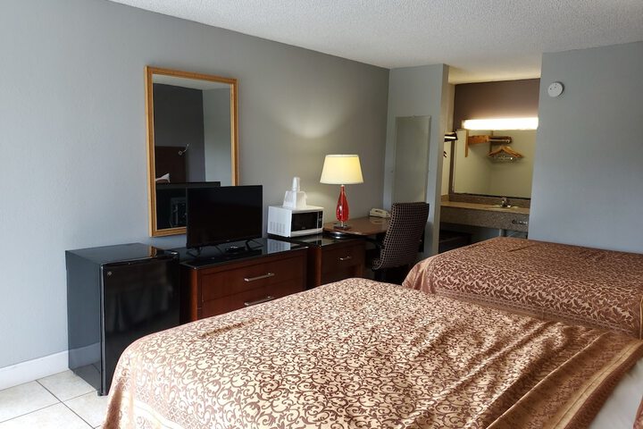 2 Queen Beds (11 of 13)
