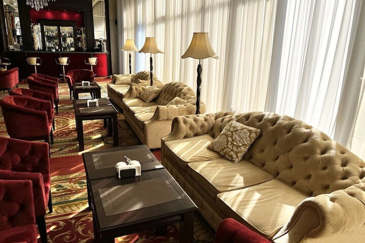 Lounge 34 of 41