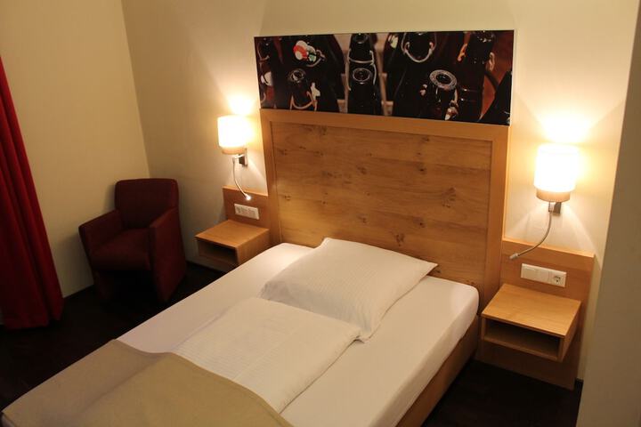 Room 8 of 33