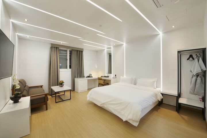 Room 10 of 37