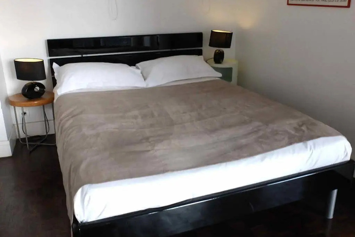 Room 4 of 16