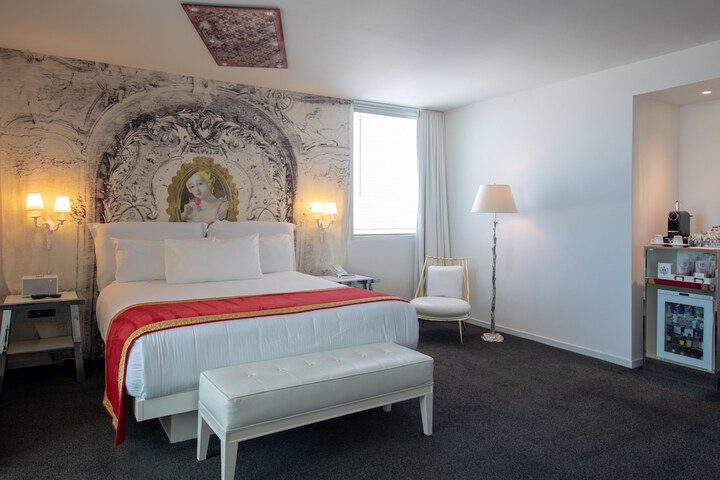 Accessible King Size Bed (31 of 50)