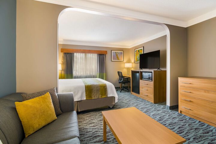 2 Queen Beds High Speed Internet Accessible Microwave, Refrigerator Full Breakfast (4 of 16)