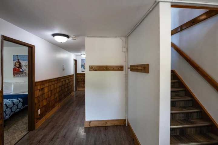 Spacious 8 bdrm Blue Mountain Cottage Perfect for Large Groups, Private Beach, BBQ, Hot Tub, Sauna in The Blue Mountains, ON