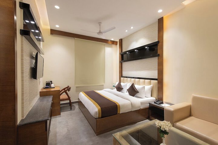 Room 12 of 25