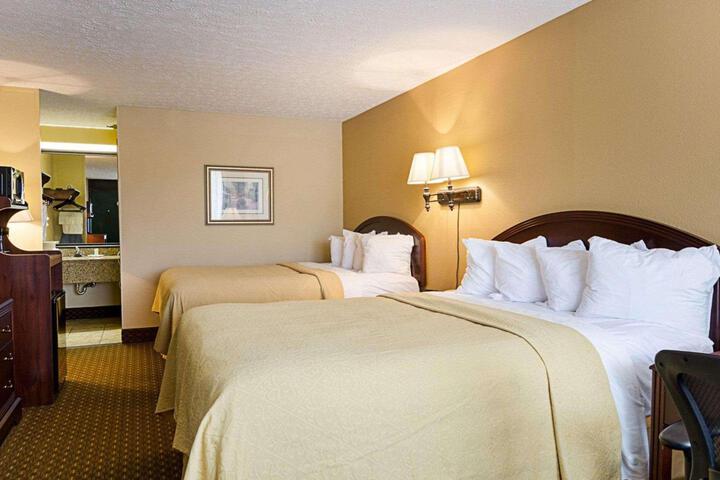 2 Queen Beds (6 of 7)