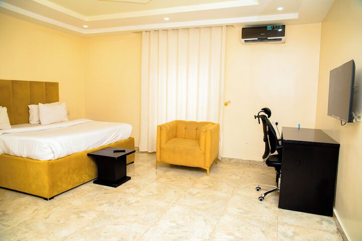 Room 4 of 32
