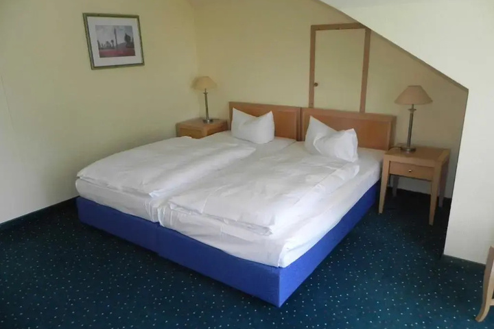 Room 5 of 11