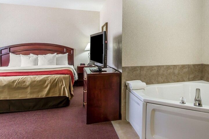 1 King Bed (4 of 17)