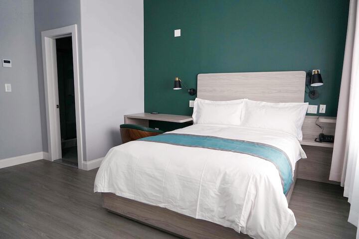 Comfort Queen Bed (9 of 11)
