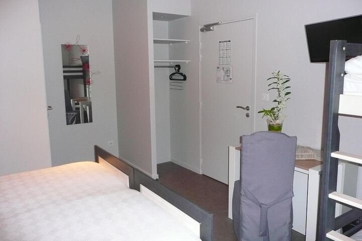 Room 9 of 37