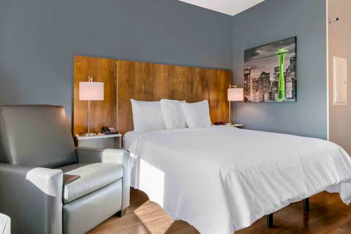 Standard Studio 1 Queen Bed (8 of 26)