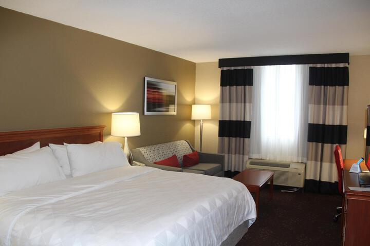 1 King Bed (4 of 8)