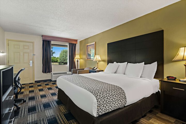 1 King Bed Microwave and Refrigerator WiFi Continental Breakfast (6 of 26)