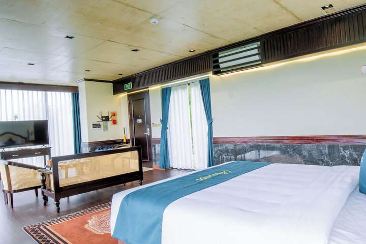 Room 33 of 190