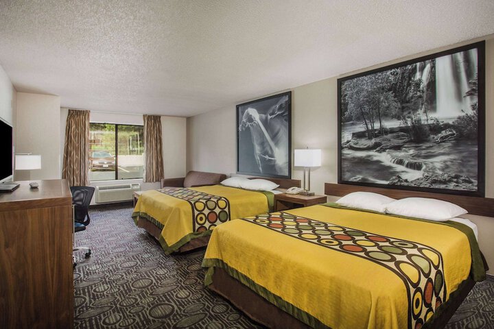 Room 10 of 26