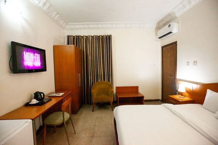 Room 6 of 9
