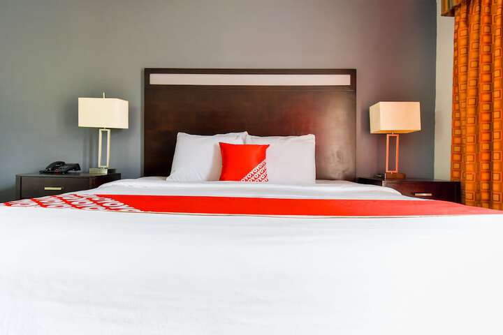 1 King Bed (6 of 8)
