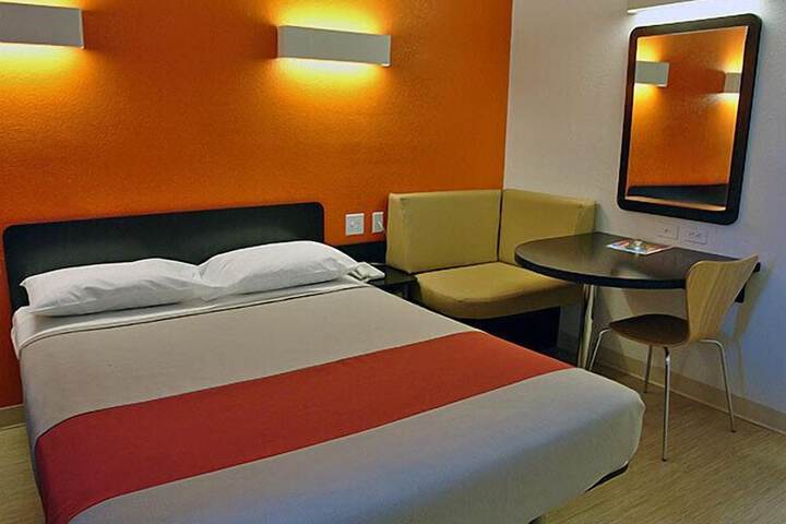 1 Queen Bed (1 of 14)