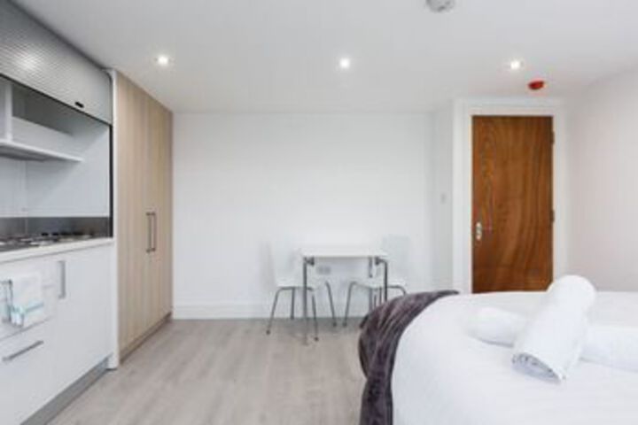 Room 4 of 7