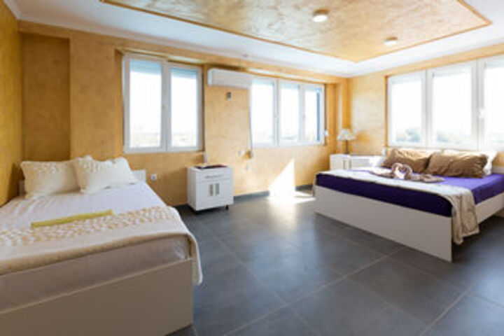 Room 8 of 28