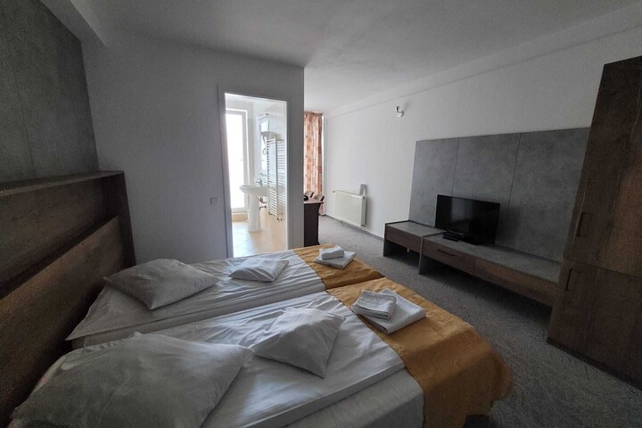 Room 4 of 16