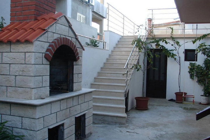 Marti free parking and grill SA2 Studio