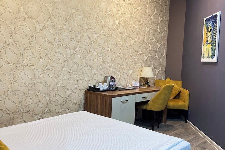 Room 28 of 60