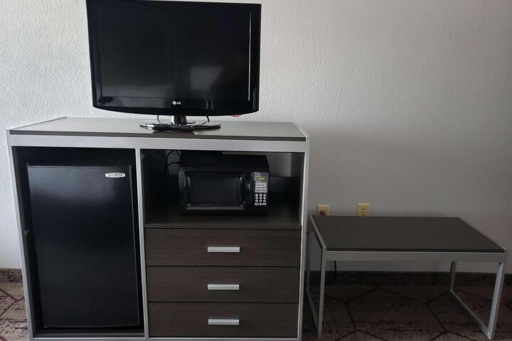 1 King Accessible Walk in Shower Love Seat Exterior Corridor Full Breakfast (14 of 26)