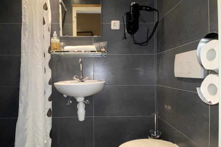 Room 100 of 125
