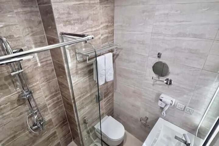 Room 6 of 8