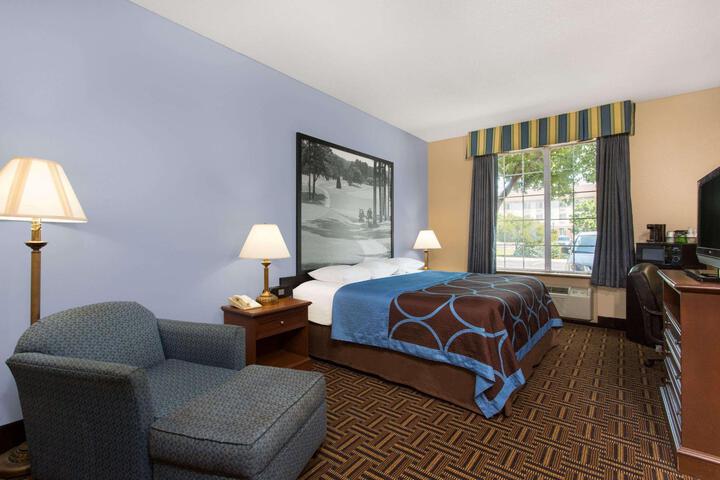 2 Queen Beds (1 of 6)