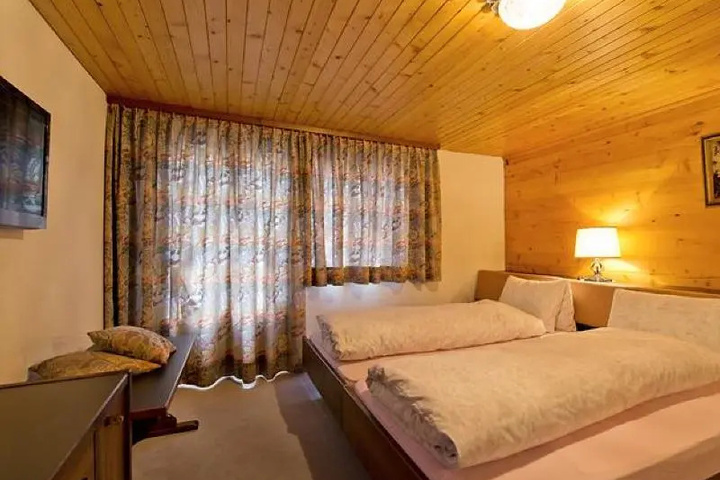 Room 2 of 6