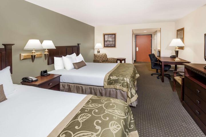 2 Queen Beds (2 of 13)