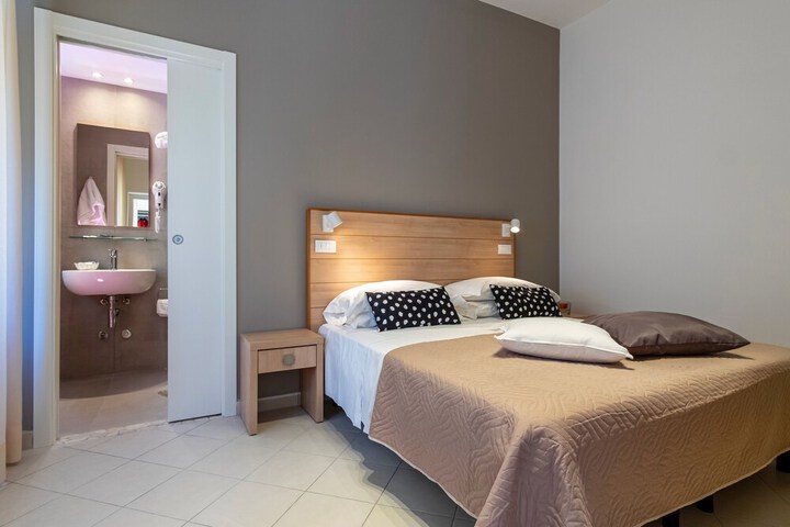 Room 12 of 115