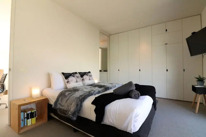 Room 6 of 15