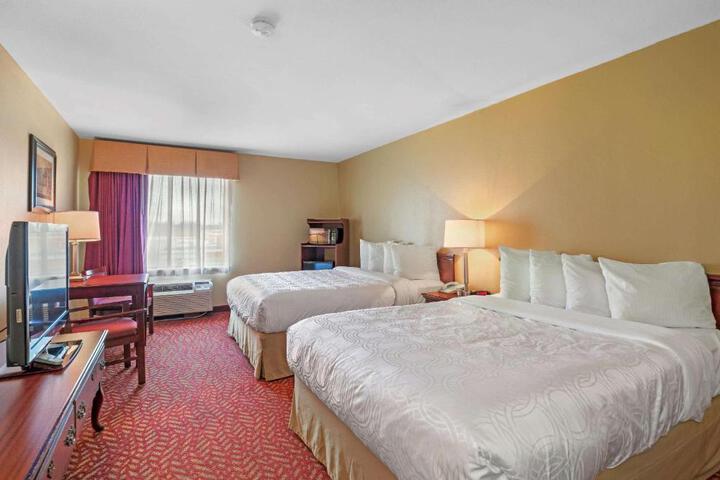 1 Queen Accessible Bathtub Microwave, Refrigerator WiFi Full Breakfast (15 of 15)
