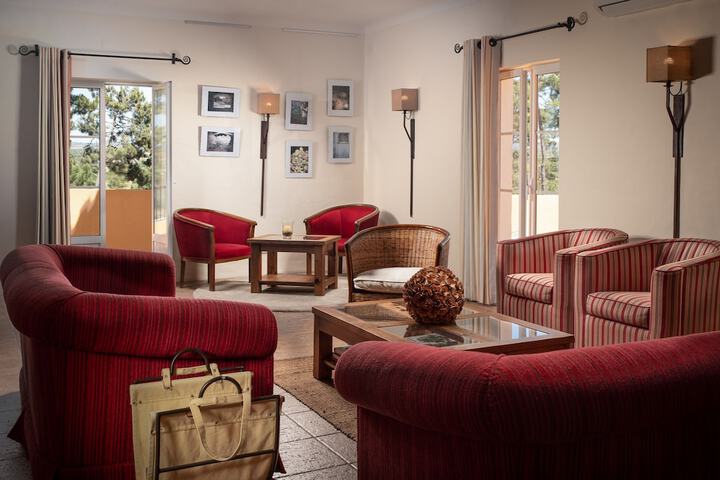 Lounge 22 of 44