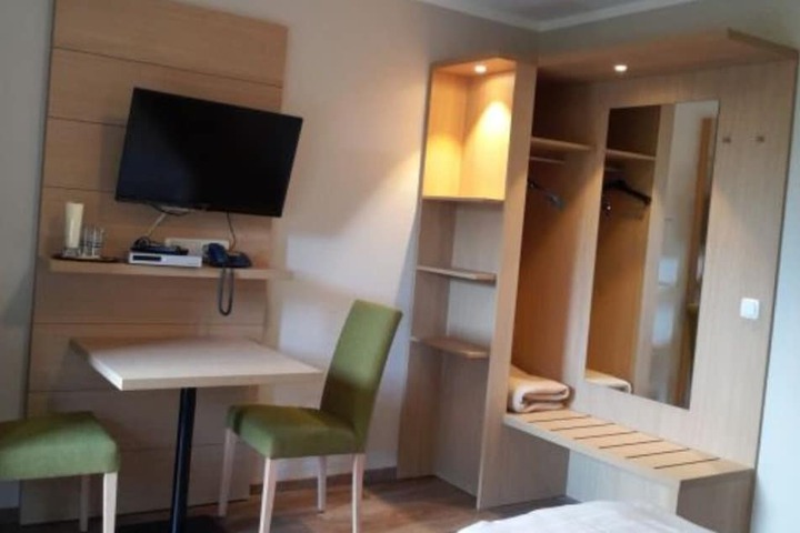 Room 7 of 27