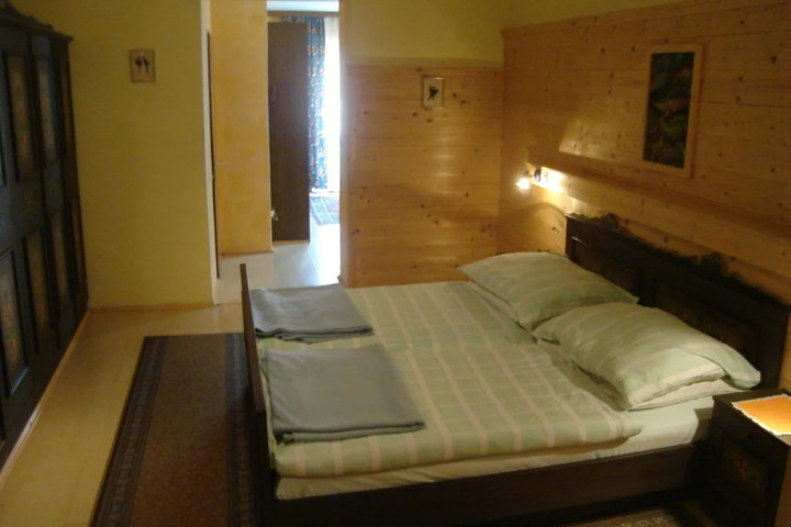 Room 5 of 11