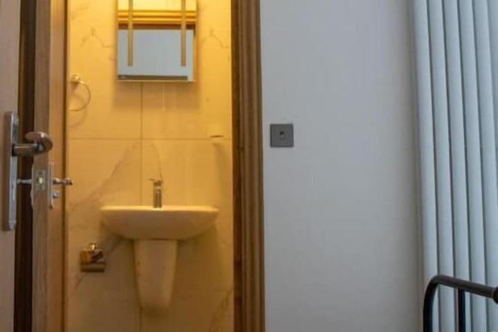 Room 17 of 37